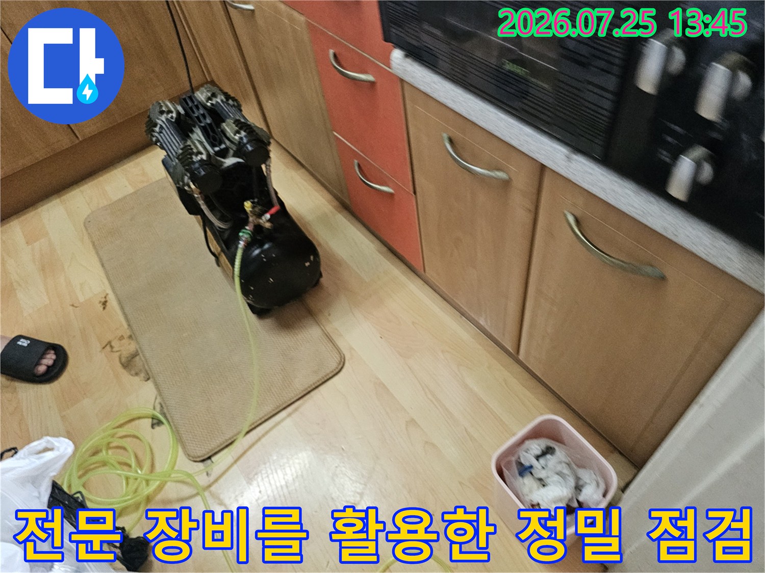 공기압 테스트용 컴프레서와 연결된 호스 및 압력 측정기가 배치된 모습