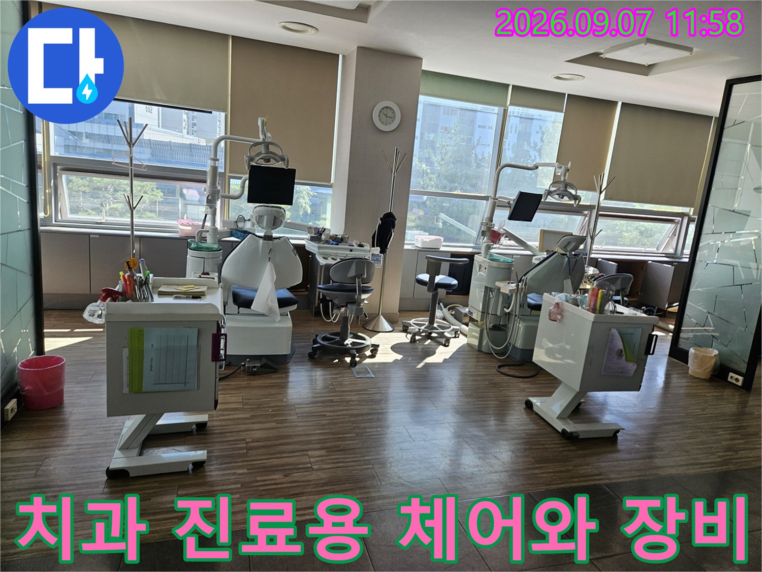 치과 내부의-진료용 의료 장비와 천장 구조물 모습